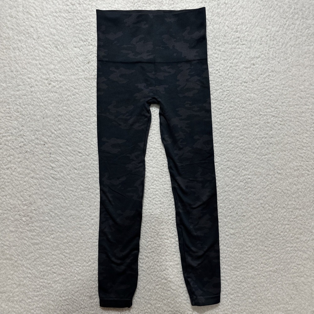 Spanx Look At Me Now Women's Size‎ M Black Camo Seamless Mid Rise Leggings